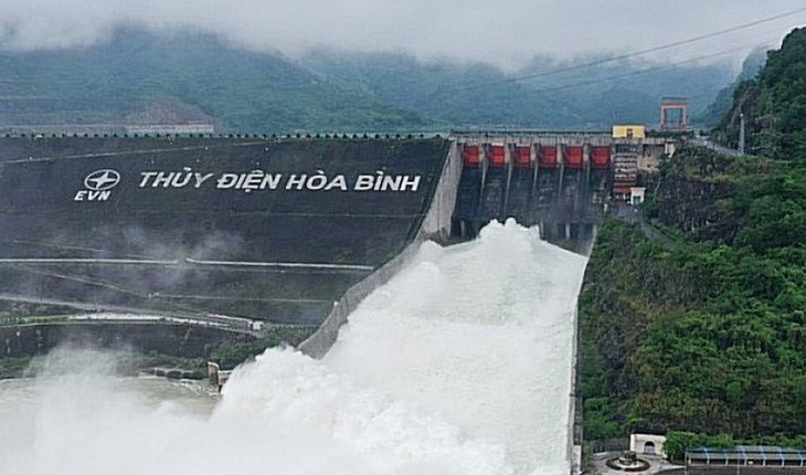 Mở tiếp cửa xả thủy điện Hòa Bình ứng phó với mưa lớn- Ảnh 2. Mở tiếp cửa xả thủy điện Hòa Bình ứng phó với mưa lớn- Ảnh 2.