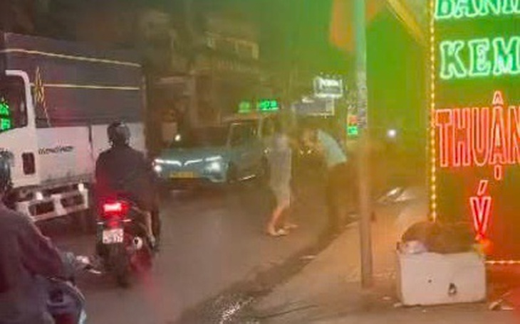 Tài xế công nghệ bị hành hung bằng mỏ lết giữa đường