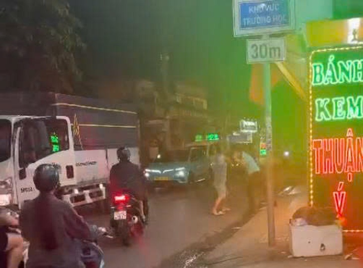 Tài xế công nghệ bị hành hung bằng mỏ lết giữa đường- Ảnh 1.