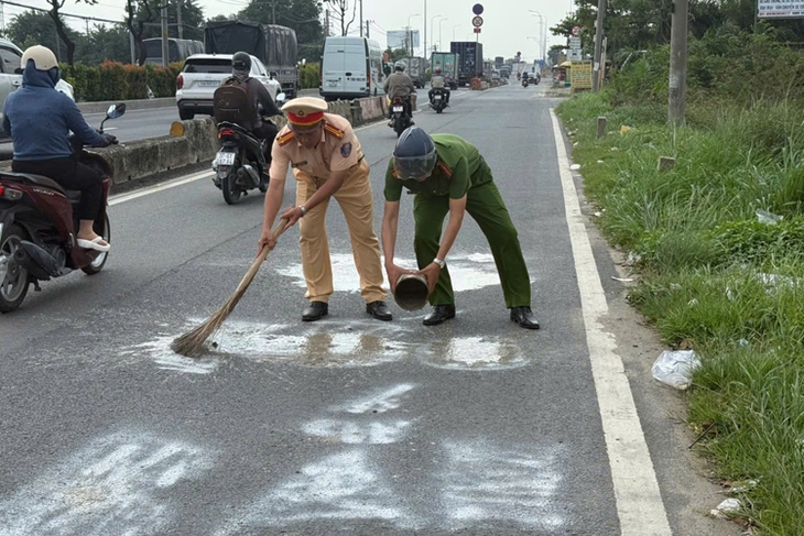 TP Hồ Chí Minh: Xác minh đối tượng phun sơn dòng chữ 'bắn tốc độ' trên đường Lê Quang Đạo- Ảnh 2. TP Hồ Chí Minh: Xác minh đối tượng phun sơn dòng chữ 'bắn tốc độ' trên đường Lê Quang Đạo- Ảnh 2.