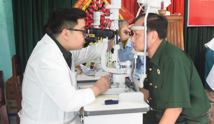 Hàng trăm cựu chiến binh được chăm sóc đôi mắt miễn phí- Ảnh 1.