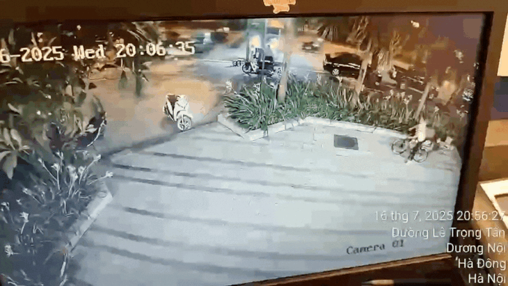Video ô tô đâm liên hoàn nhiều phương tiện tại Dương Nội, 1 người tử vong- Ảnh 2. Video ô tô đâm liên hoàn nhiều phương tiện tại Dương Nội, 1 người tử vong- Ảnh 2.