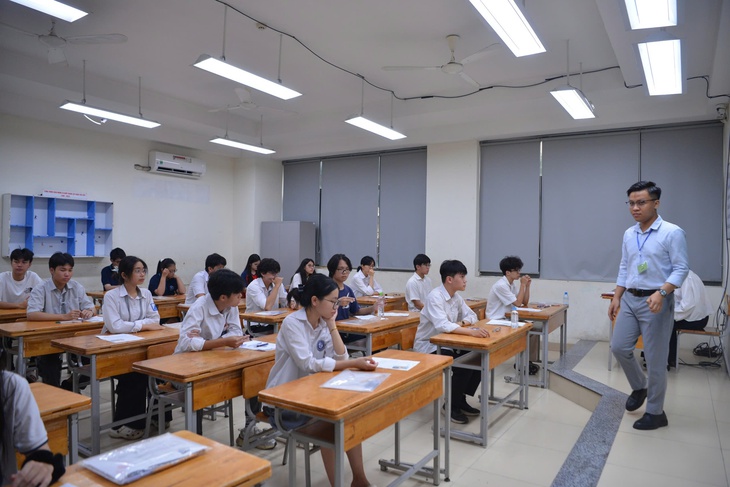 Điểm chuẩn đại học 2025: Nhiều ngành 'nóng' dự kiến giảm nhẹ- Ảnh 1.