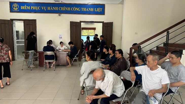 Người già không có lương hưu phấn khởi khi được nhận trợ cấp- Ảnh 2.