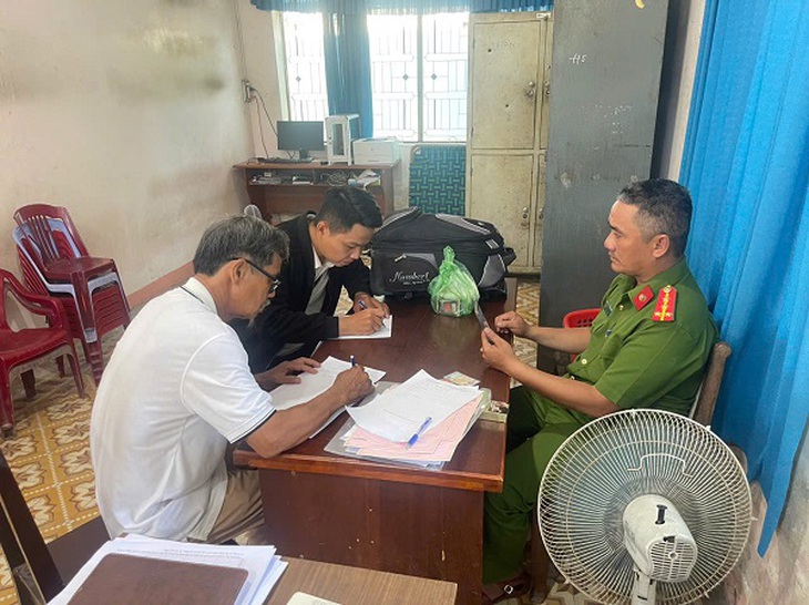 Đà Nẵng: Đi chợ nhặt được túi xách có 150 triệu đồng, người dân nhanh chóng giao nộp Công an để trả lại người đánh rơi- Ảnh 1. Đà Nẵng: Đi chợ nhặt được túi xách có 150 triệu đồng, người dân nhanh chóng giao nộp Công an để trả lại người đánh rơi- Ảnh 1.
