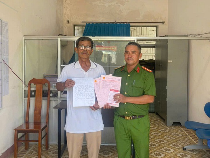 Đà Nẵng: Đi chợ nhặt được túi xách có 150 triệu đồng, người dân nhanh chóng giao nộp Công an để trả lại người đánh rơi- Ảnh 2. Đà Nẵng: Đi chợ nhặt được túi xách có 150 triệu đồng, người dân nhanh chóng giao nộp Công an để trả lại người đánh rơi- Ảnh 2.