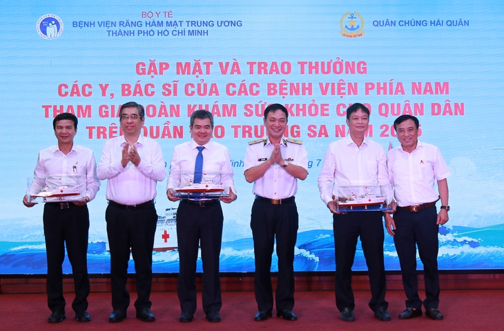 TPHCM vinh danh y bác sĩ tham gia chăm sóc sức khỏe quân dân Trường Sa- Ảnh 4.