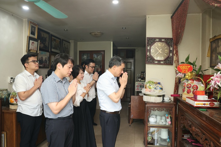 Thứ trưởng Trần Văn Thuấn thăm, tri ân gia đình Liệt sĩ, bác sĩ Đặng Thuỳ Trâm- Ảnh 1.