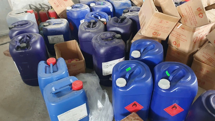 Công khai sản xuất nước giặt giả gắn thương hiệu D-nee, Hygiene, Tauau, một doanh nghiệp ở Hưng Yên bị phạt 180 triệu đồng- Ảnh 1.