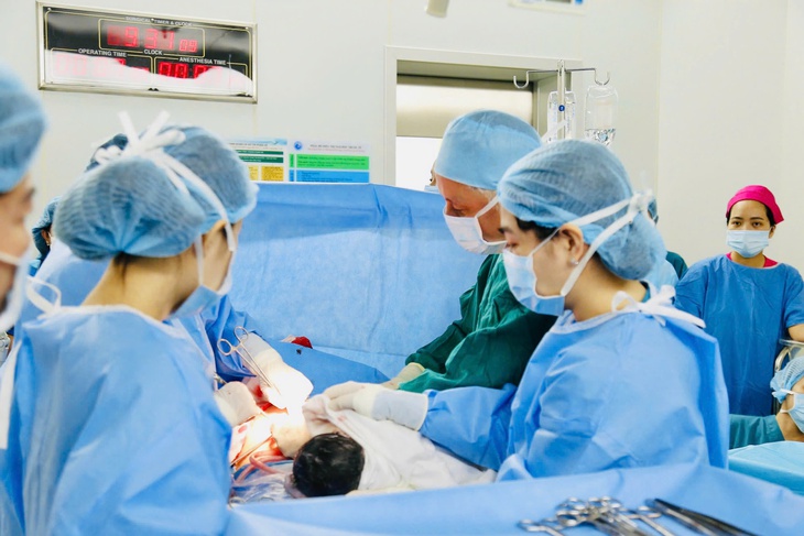 Em bé thứ 8 được thông tim xuyên bào thai thành công đã chào đời khỏe mạnh- Ảnh 1.