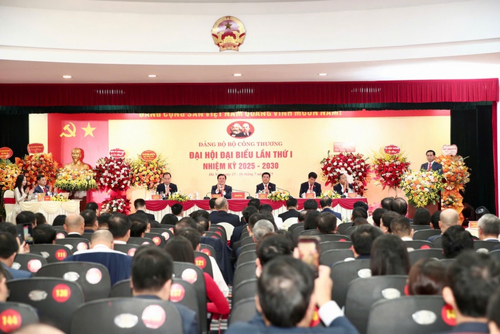 Phó Thủ tướng Bùi Thanh Sơn: Công Thương là 'lá cờ đầu' trên mặt trận kinh tế- Ảnh 1. Phó Thủ tướng Bùi Thanh Sơn: Công Thương là 'lá cờ đầu' trên mặt trận kinh tế- Ảnh 1.