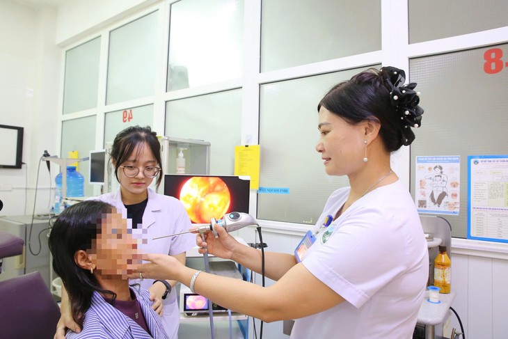 Rùng mình phát hiện ổ giòi 7 con làm tổ trong mũi bệnh nhân- Ảnh 1.