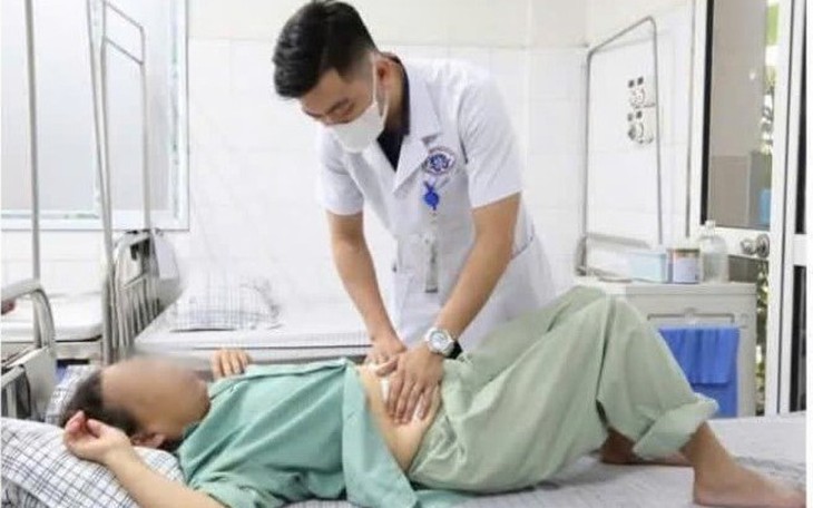 Một ngày, cấp cứu hai ca thủng ruột do dị vật sắc nhọn