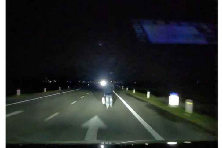 Video: Đi bộ trên đường lúc rạng sáng, người đàn ông bị xe tông tử vong- Ảnh 1.