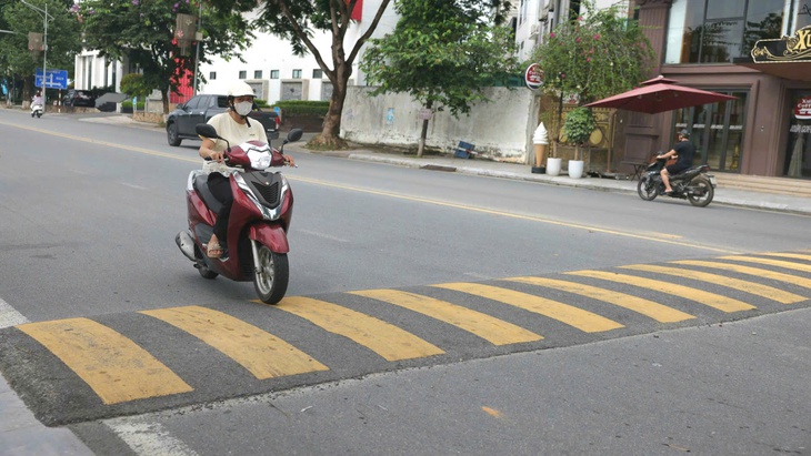 Cận cảnh con đường 'độc lạ' 350m có tới 17 gồ, gờ ở Phú Thọ- Ảnh 8.