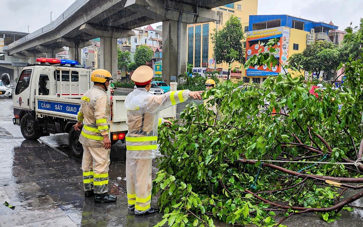 Hà Nội bất ngờ mưa lớn kèm gió giật mạnh, Công an khuyến cáo khẩn