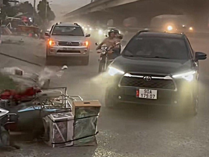 Hà Nội bất ngờ mưa lớn kèm gió giật mạnh, Công an khuyến cáo khẩn- Ảnh 2.