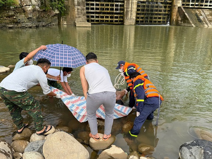 Lai Châu: Tìm thấy thanh niên tử vong khi đi bơi tại khu vực hạ lưu thủy điện Phiêng Lúc- Ảnh 3. Lai Châu: Tìm thấy thanh niên tử vong khi đi bơi tại khu vực hạ lưu thủy điện Phiêng Lúc- Ảnh 3.