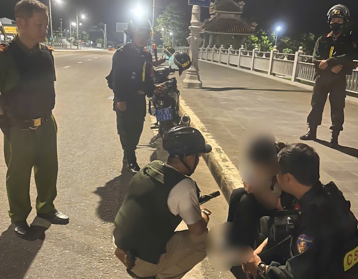 Cảnh sát cơ động ngăn chặn người phụ nữ định nhảy cầu Dã Viên- Ảnh 1. Cảnh sát cơ động ngăn chặn người phụ nữ định nhảy cầu Dã Viên- Ảnh 1.