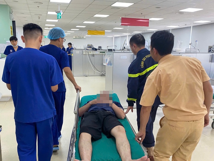 Công an Hà Nội cứu thanh niên rơi xuống sông Hồng chỉ sau 10 phút nhận tin báo- Ảnh 3. Công an Hà Nội cứu thanh niên rơi xuống sông Hồng chỉ sau 10 phút nhận tin báo- Ảnh 3.