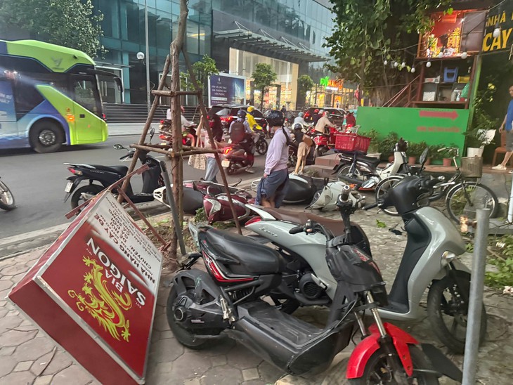 38 tuyến phố Hà Nội có nguy cơ ngập sau cơn mưa dông chiều nay- Ảnh 2.