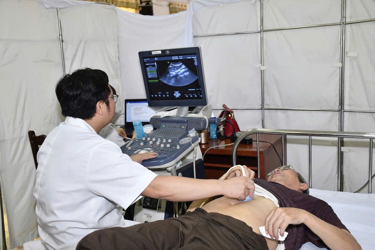 Hà Nội: Khám, tư vấn, cấp phát thuốc miễn phí cho người có công, thân nhân Liệt sĩ- Ảnh 5. Hà Nội: Khám, tư vấn, cấp phát thuốc miễn phí cho người có công, thân nhân Liệt sĩ- Ảnh 5.