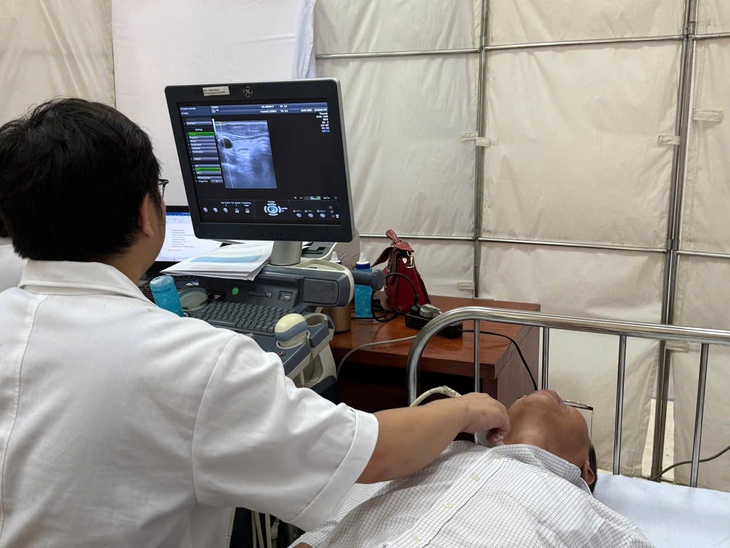 Hà Nội: Khám, tư vấn, cấp phát thuốc miễn phí cho người có công, thân nhân Liệt sĩ- Ảnh 6. Hà Nội: Khám, tư vấn, cấp phát thuốc miễn phí cho người có công, thân nhân Liệt sĩ- Ảnh 6.
