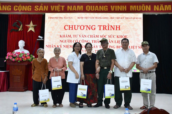 Hà Nội: Khám, tư vấn, cấp phát thuốc miễn phí cho người có công, thân nhân Liệt sĩ- Ảnh 8. Hà Nội: Khám, tư vấn, cấp phát thuốc miễn phí cho người có công, thân nhân Liệt sĩ- Ảnh 8.