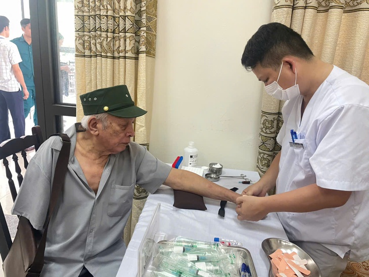 Hà Nội: Khám, tư vấn, cấp phát thuốc miễn phí cho người có công, thân nhân Liệt sĩ- Ảnh 3. Hà Nội: Khám, tư vấn, cấp phát thuốc miễn phí cho người có công, thân nhân Liệt sĩ- Ảnh 3.