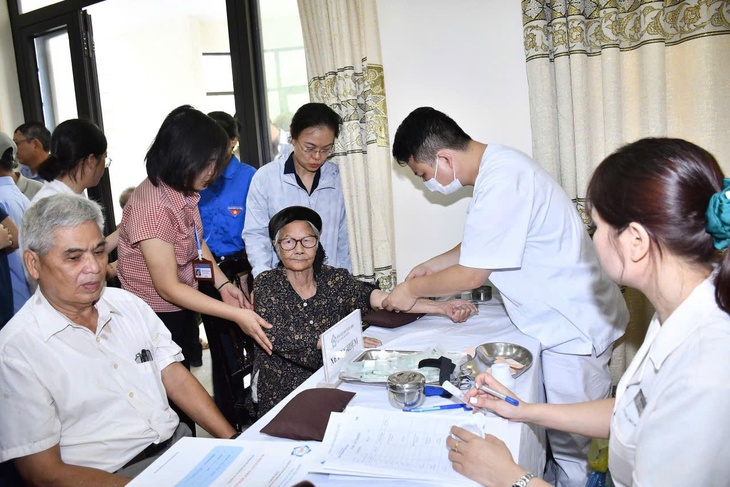 Hà Nội: Khám, tư vấn, cấp phát thuốc miễn phí cho người có công, thân nhân Liệt sĩ- Ảnh 4. Hà Nội: Khám, tư vấn, cấp phát thuốc miễn phí cho người có công, thân nhân Liệt sĩ- Ảnh 4.