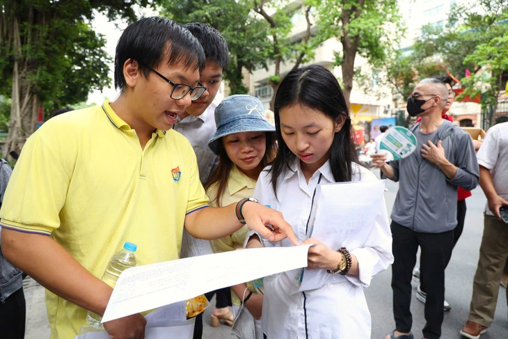 Kỳ thi tốt nghiệp THPT 2025: Phổ điểm - phép thử năng lực và bài học cho từng môn- Ảnh 1.
