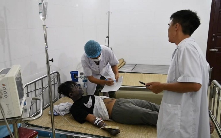 Quân y đảo Sơn Ca cứu ngư dân bị thủy đậu giai đoạn toàn phát, nốt phỏng rải rác toàn thân