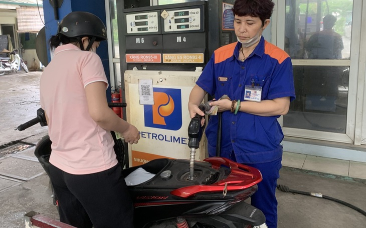 Giá xăng dầu đồng loạt giảm, RON95 còn 19.906 đồng/lít