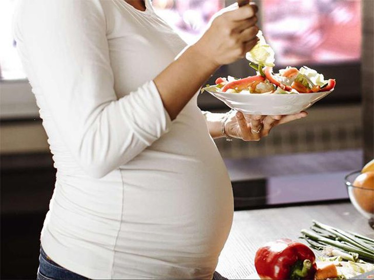 Mẹ bầu không cần 'ăn cho hai người' – ăn đúng cách, đủ vi chất- Ảnh 1.