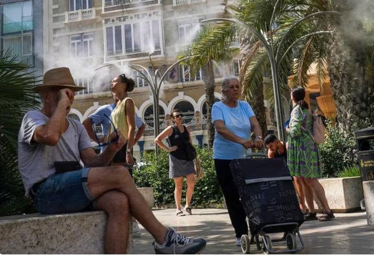 Châu Âu quay cuồng trong 'chảo lửa' mùa hè, Tháp Eiffel tạm đóng cửa vì nắng nóng kỷ lục- Ảnh 2.