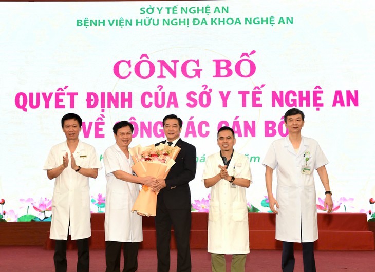 Lãnh đạo Bệnh viện Hữu nghị Đa khoa Nghệ An chức mừng TS.BS Quế Anh Trâm.