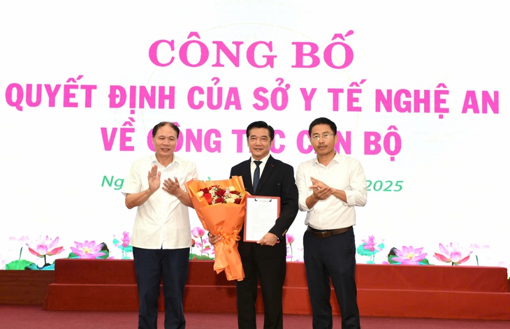 Lãnh đạo Ban Tổ chức Tỉnh ủy và Sở Y tế Nghệ An trao Quyết định bổ nhiệm và tặng hoa chúc mừng TS.BS Quế Anh Trâm.