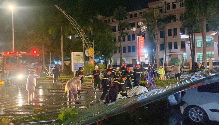 Mưa dông thổi bay mái tôn, đè bẹp ô tô- Ảnh 2.