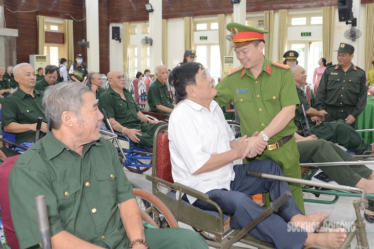 Ấm tình đồng đội tại Trung tâm điều dưỡng thương binh Thuận Thành- Ảnh 1.