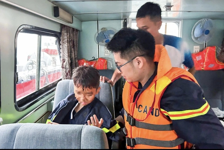Thông tin mới nhất về sức khoẻ bé trai 10 tuổi được cứu sống trong vụ lật tàu ở Quảng Ninh- Ảnh 1. Thông tin mới nhất về sức khoẻ bé trai 10 tuổi được cứu sống trong vụ lật tàu ở Quảng Ninh- Ảnh 1.