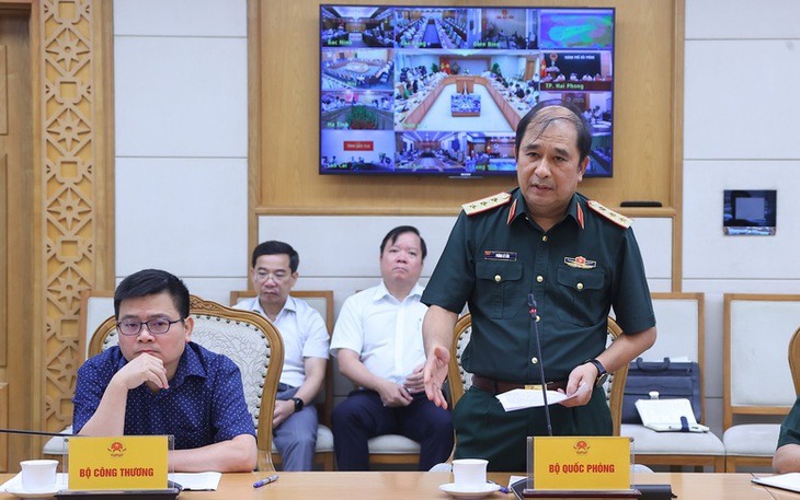 Ứng phó với bão số 3: Phó Thủ tướng chỉ đạo các bộ, ngành, địa phương duy trì chế độ trực 24/24h- Ảnh 3. Ứng phó với bão số 3: Phó Thủ tướng chỉ đạo các bộ, ngành, địa phương duy trì chế độ trực 24/24h- Ảnh 3.