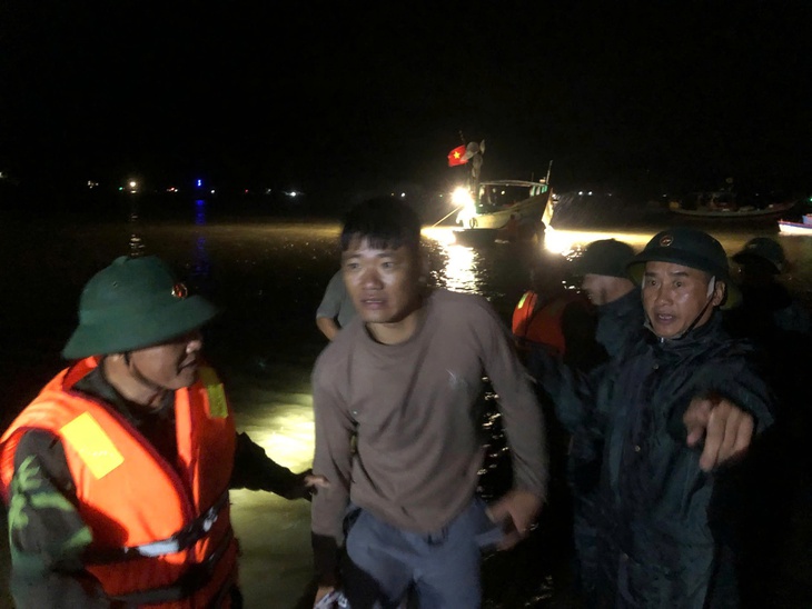Cứu sống 34 du khách và thuyền viên bị chìm tàu trong đêm- Ảnh 2. Cứu sống 34 du khách và thuyền viên bị chìm tàu trong đêm- Ảnh 2.