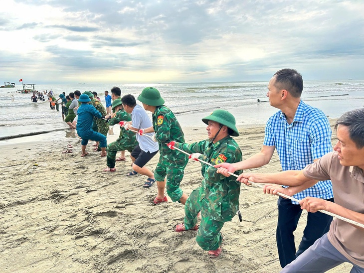 Cứu sống 34 du khách và thuyền viên bị chìm tàu trong đêm- Ảnh 3. Cứu sống 34 du khách và thuyền viên bị chìm tàu trong đêm- Ảnh 3.