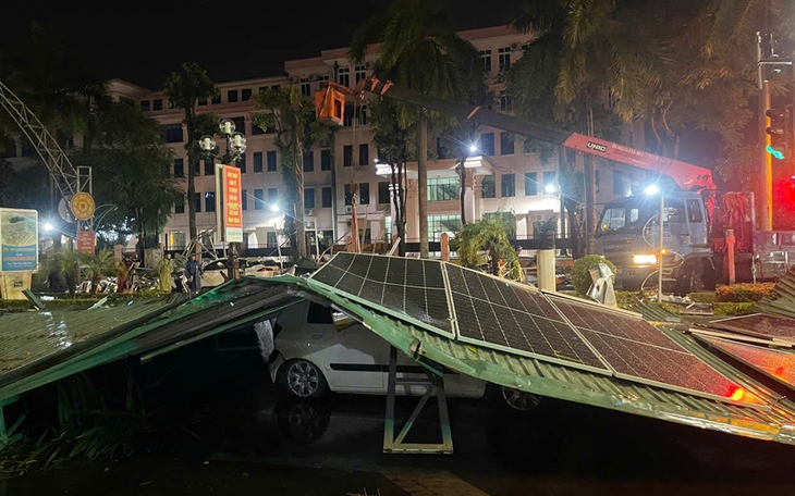 Mưa dông thổi bay mái tôn, đè bẹp ô tô- Ảnh 1.