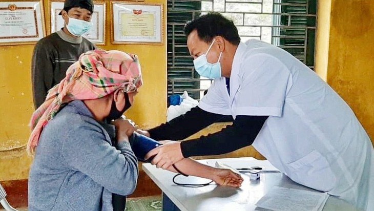 Nhiệm vụ của nhân viên y tế thôn bản là gì?- Ảnh 1.