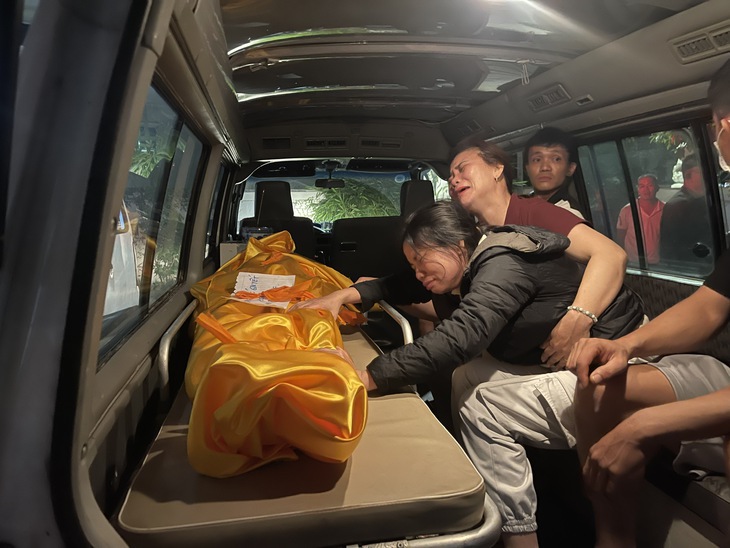 Vụ lật tàu du lịch ở Quảng Ninh, còn 4 nạn nhân mất tích - Ảnh 1. Vụ lật tàu du lịch ở Quảng Ninh, còn 4 nạn nhân mất tích - Ảnh 1.