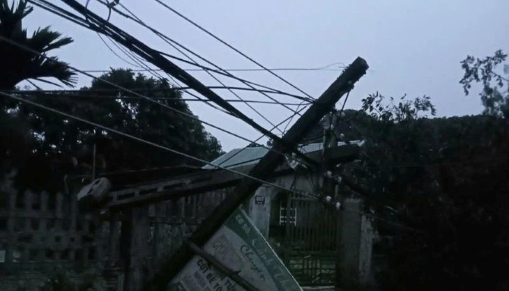 Mưa dông thổi bay mái tôn, đè bẹp ô tô- Ảnh 4.