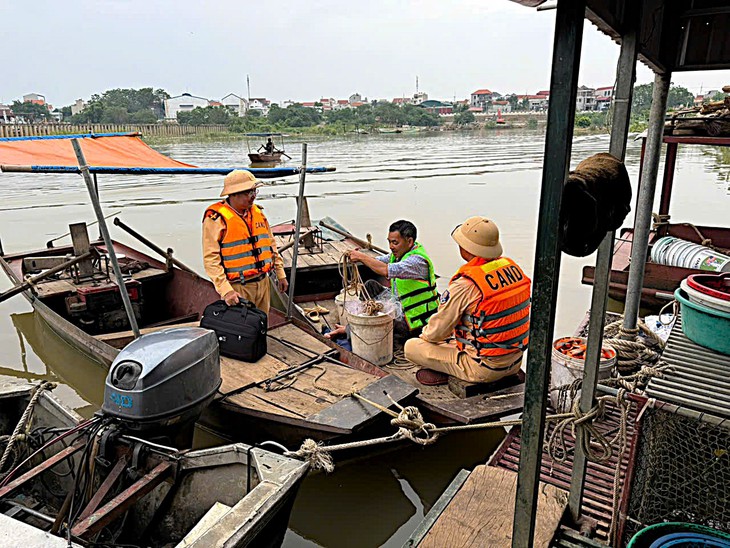 Bão số 3 áp sát, Hà Nội kiểm tra sông Hồng, ứng trực hỗ trợ dân- Ảnh 4.