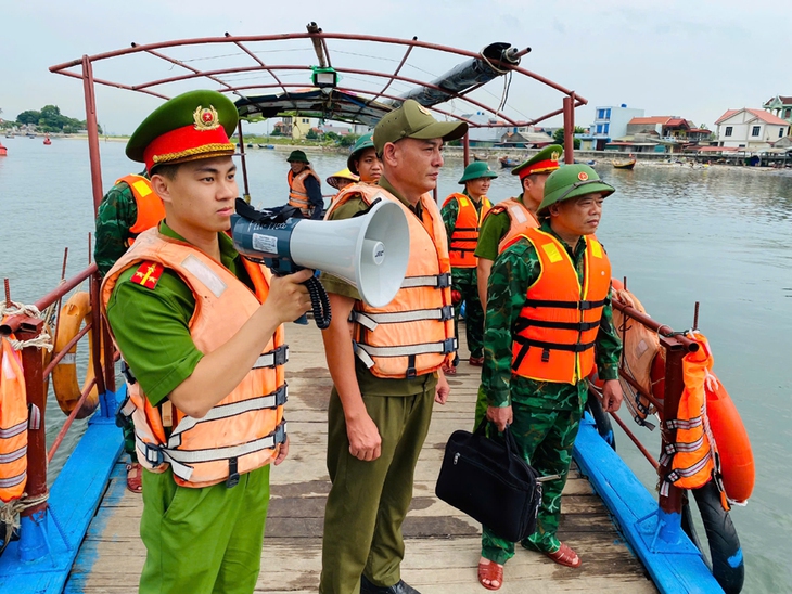 Video: Thanh Hoá đưa thuyền, bè lên đường phố tránh bão- Ảnh 1.