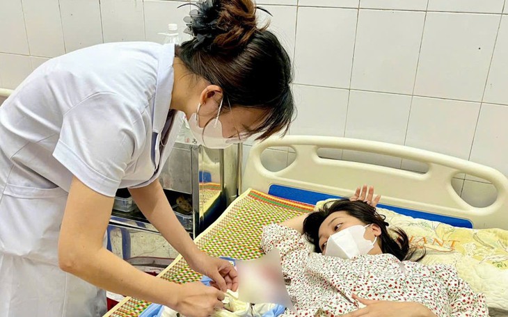 Bé trai chào đời trước cổng viện